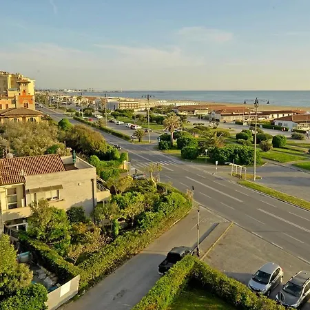 Lovelly On The Sea Side Viareggio